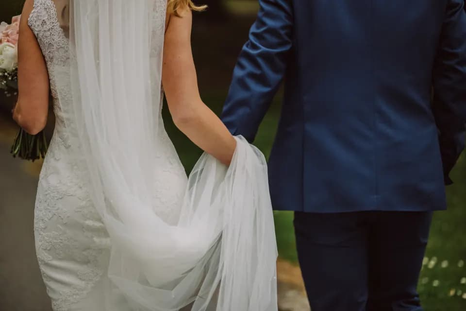 Novios caminando de la mano