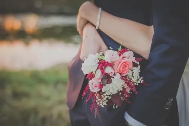 Novios abrazados con el ramo