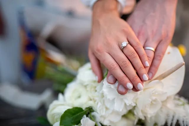 Manos de los novios con sus anillos