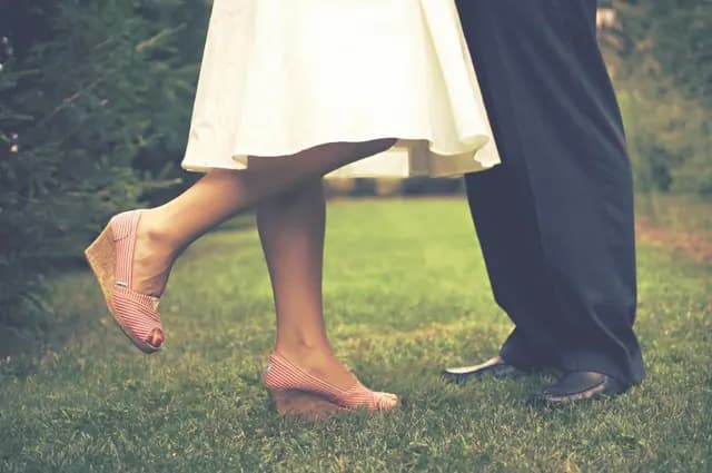 Beso de los novios sobre el césped