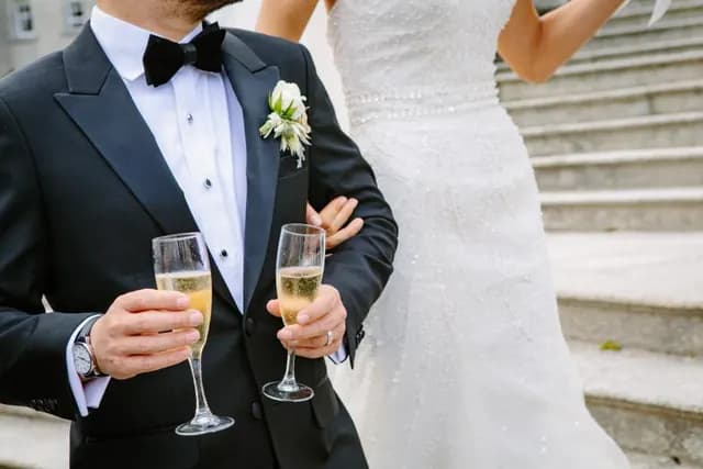 Novio con dos copas para el brindis
