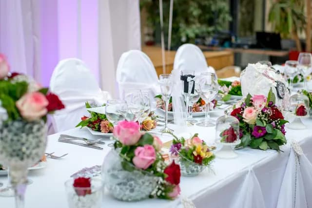 Mesas de la recepción con centros de flores
